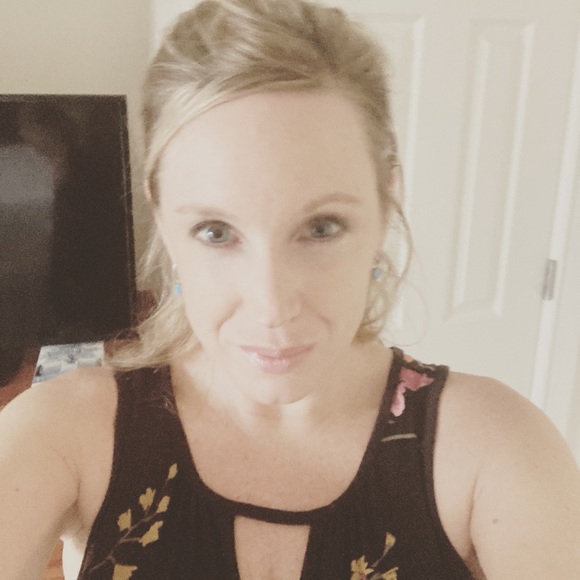 Meet your Posher, Nicole - Picture 1 of 1